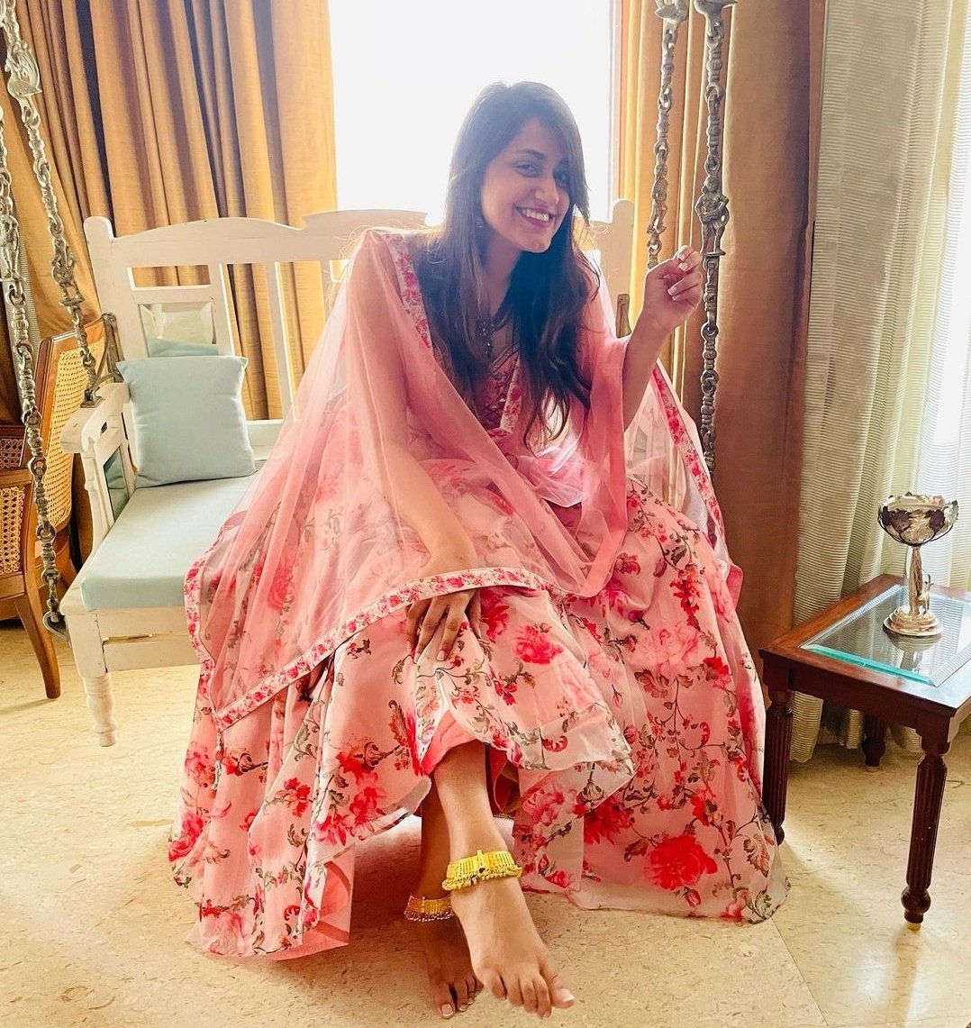 NKrrishnraj's tweet photo. Congratulations and happy for you ma'am, gorgeous director sahiba @krishnavbhatt for your upcoming happy married life ❤️
God bless you and keep shining 🔥
#KrishnaBhatt #MehandiFunction
#Director #Producer #Bollywood https://t.co/xyJx4TBady