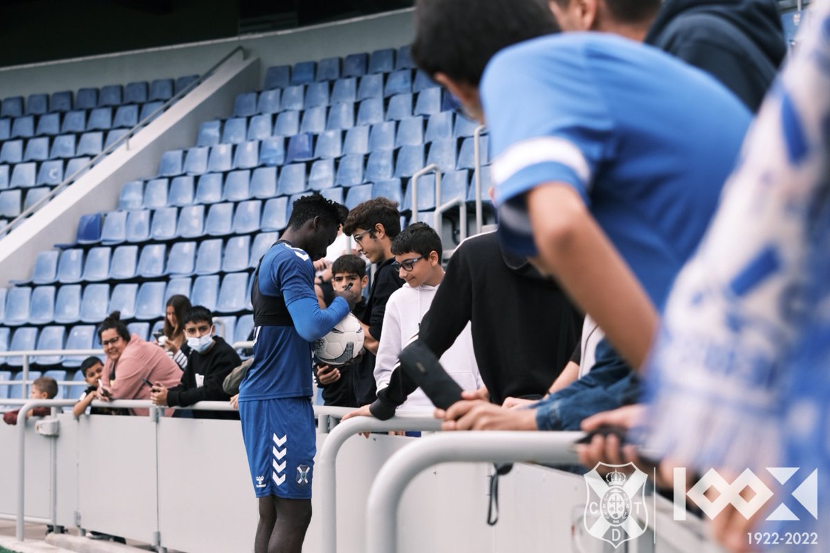 CD Tenerife π΄σ §σ ’σ ³σ £σ ΄σ Ώ (@cdtoficial) on Twitter photo πβͺπ΅ Los futbolistas #blanquiazules sintieron el apoyo de los suyos durante toda la sesiΓ³n y quisieron agradecerlo con fotos y sonrisas βοΈπ.
#TenerifeBrondby #CentenarioCDT #UnSentimientoQueNosUne πβͺπ΅ Los futbolistas #blanquiazules sintieron el apoyo de los suyos durante toda la sesiΓ³n y quisieron agradecerlo con fotos y sonrisas βοΈπ.
#TenerifeBrondby #CentenarioCDT #UnSentimientoQueNosUne