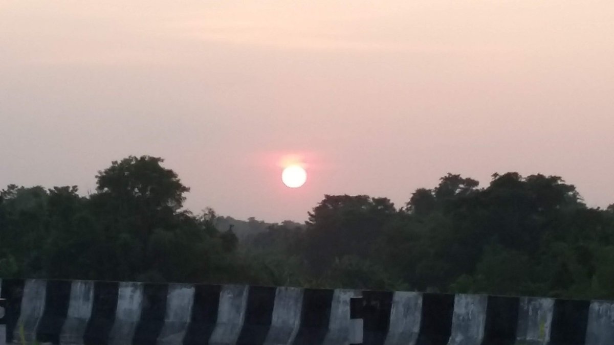 suja_saikia's tweet photo. Sunsets are always magical.

#Highway 
#Changsari 
#KamrupRural 
#Assam 
#NorthEast https://t.co/8BKL2rXfTq