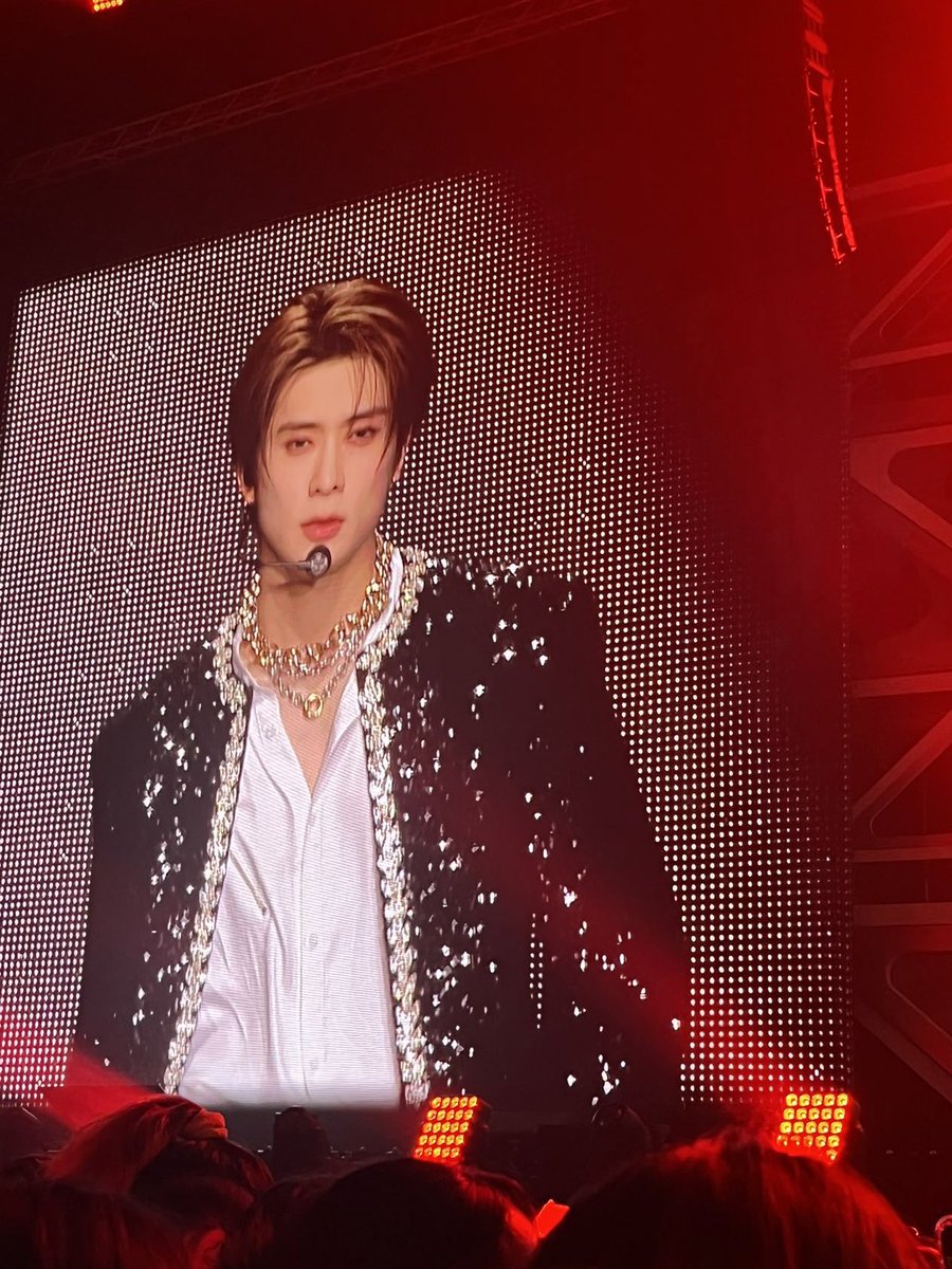 เหมือนเท้าไม่ติดดิน เหมือนมีไว้กราบไหว้