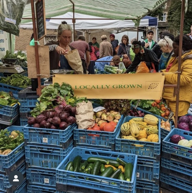 EasternCurve's tweet photo. On Day 3 of our #HackneyAdvent22 give a big cheer for food pioneers @growingcommunities Check out their weekly Stoke Newington Farmers Market every Saturday til 24 December for seasonal food & handmade gifts or sign up for their organic veg box scheme which you can pick up here. https://t.co/86yiKurSDZ