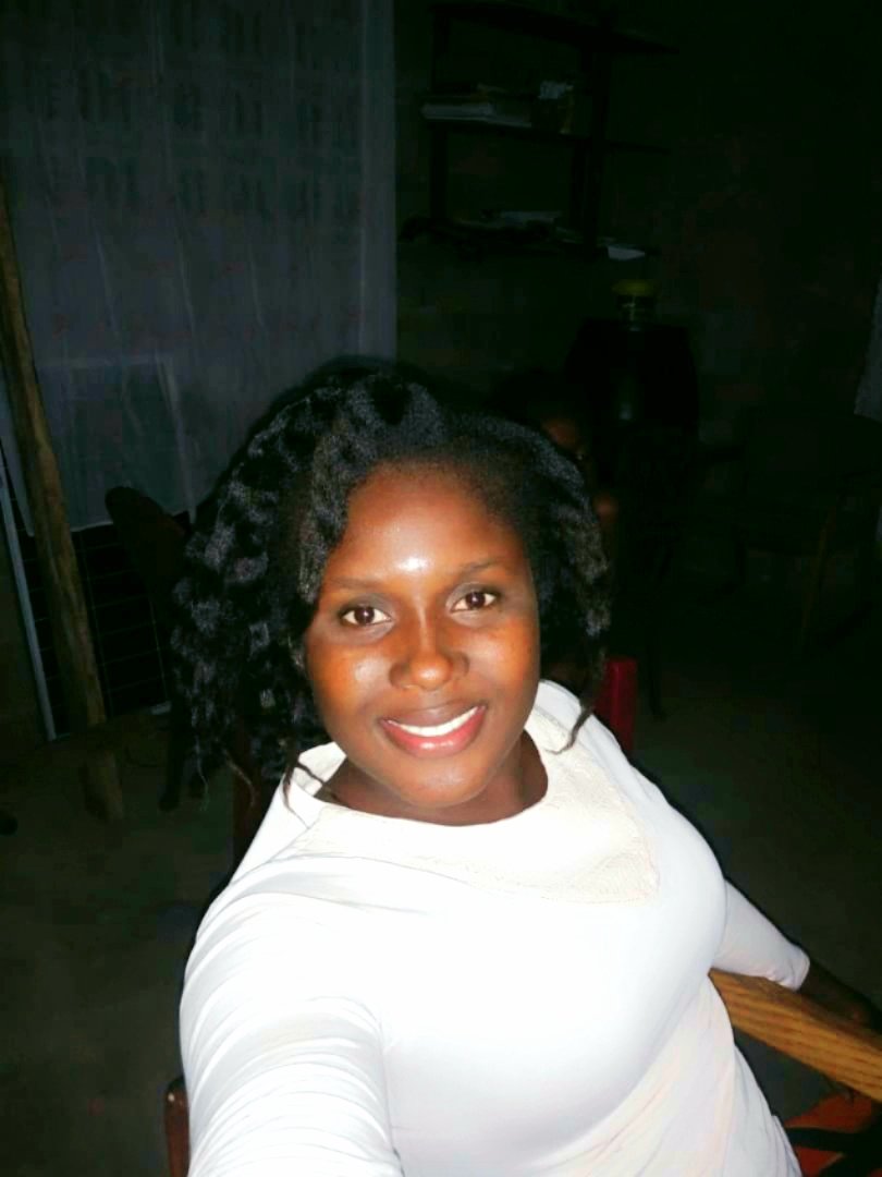 NephlieOfficiel's tweet photo. Dans le noir, je garde  le sourire pour éviter l'assombrissent de mon humeur par cette crise  structurelle en Haïti . https://t.co/zQSd7hFrBo