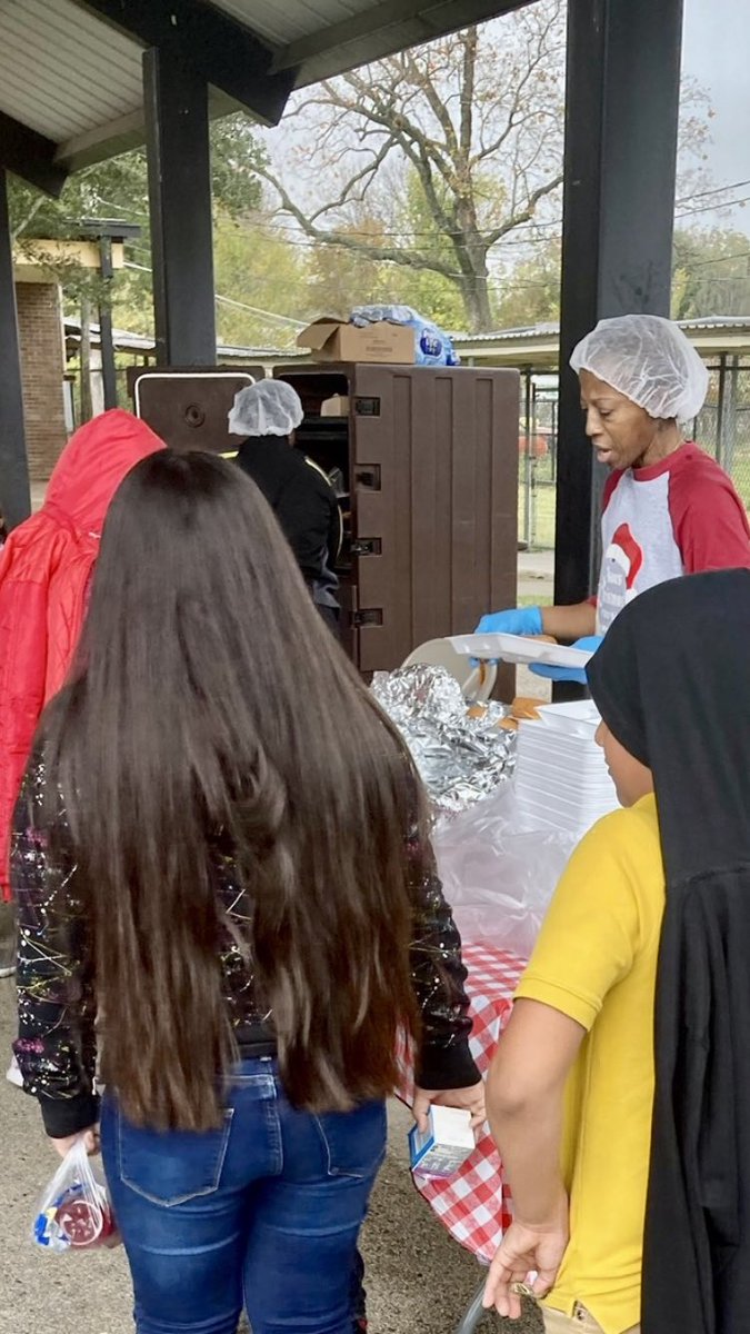 #Isaac_ES, #HISD_Wraparound, #HISD_Foodservice, tailgate luncheon for students outside on the pavilion, students had a great time eating lunch and singing Xmas Carols !😎🙌🏿