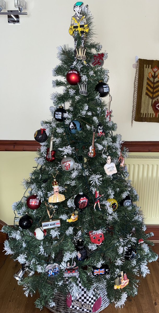 DazPross's tweet image. Finished. 🤘🏻@cheaptrick @TheTubesGroup @rogersteenband @thebeatles @johnlennon @Slash @DownloadFest @acdc @PaulMcCartney @foofighters @QueenWillRock @pinkfloyd @DavidBowieReal @kiss @genesimmons @DefLeppard @JimiHendrix @RollingStones @ledzeppelin @Aerosmith @gunsnroses