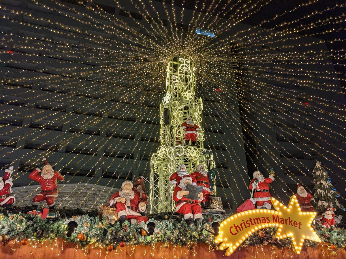 st_haccp's tweet photo. 天神のクリスマスマーケットに参戦中！
めちゃくちゃ人が多い…(^_^;)

そして、まだまだ暖かい方で良かったけど…多いなー。
#天神クリスマスマーケット https://t.co/xz6lx3UZhE