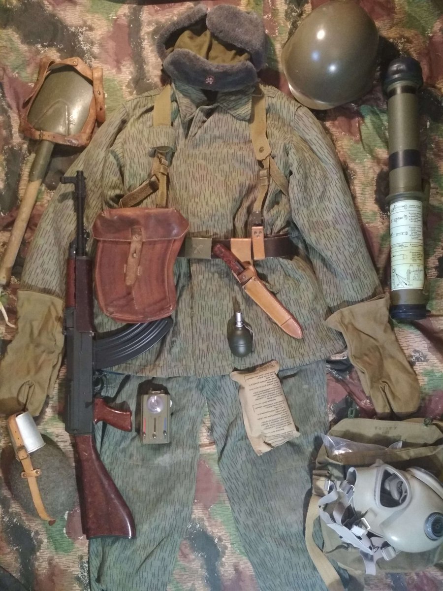 Czechoslovak Motorized infantry light winter kit with light AT weapon 1970s.
Being field kit, backpack and breadbag are not present as they usually weren't worn in the field, ushanka features colored cockade which is not exactly correct but i like it more than the brass one.