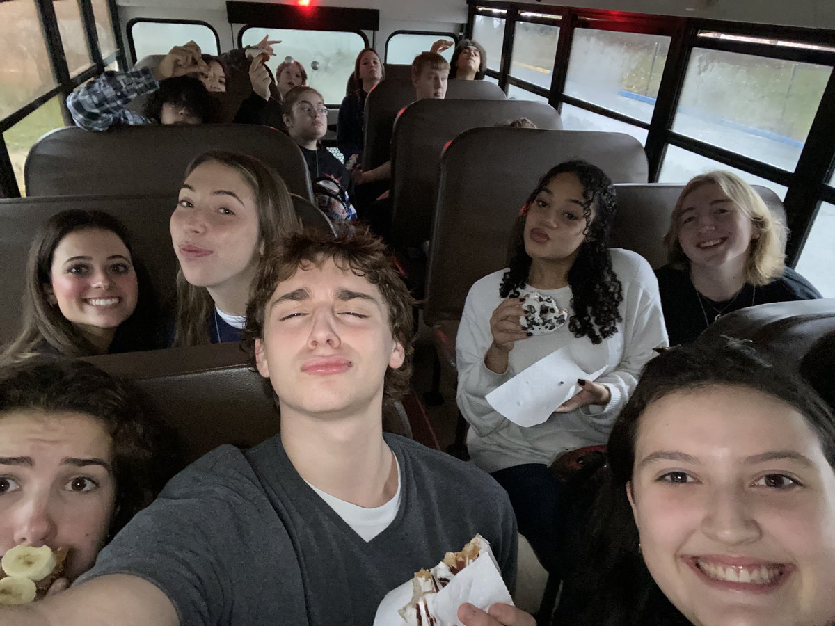 evanluigard's tweet photo. kiki-ing it up w our donuts on this bus. it’s turkey lurky time!!!  #pamemefest22 https://t.co/XbLMG8GqMo