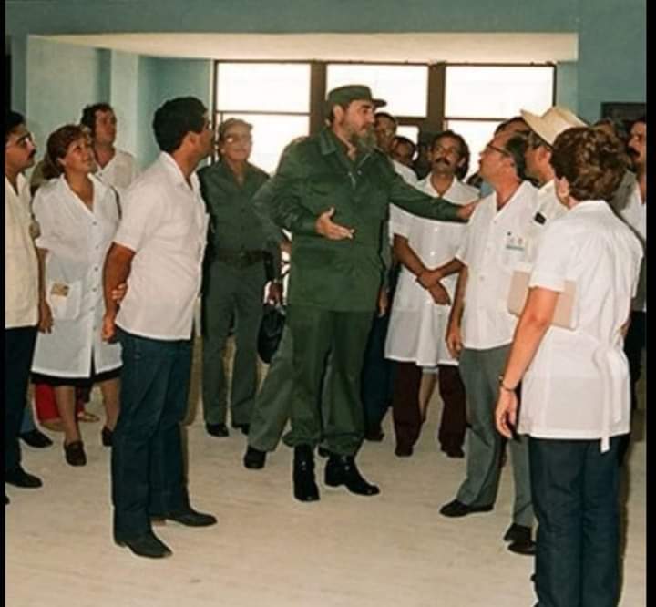 “Lo más importante habrá d ser su consagración total al más noble y humano d los oficios: salvar vidas y preservar salud. Más q médicos, serán celosos guardianes d lo más preciado del ser humano; apóstoles y creadores d un mundo más humano.”#FidelPorSiempre #CubaPorLaVida