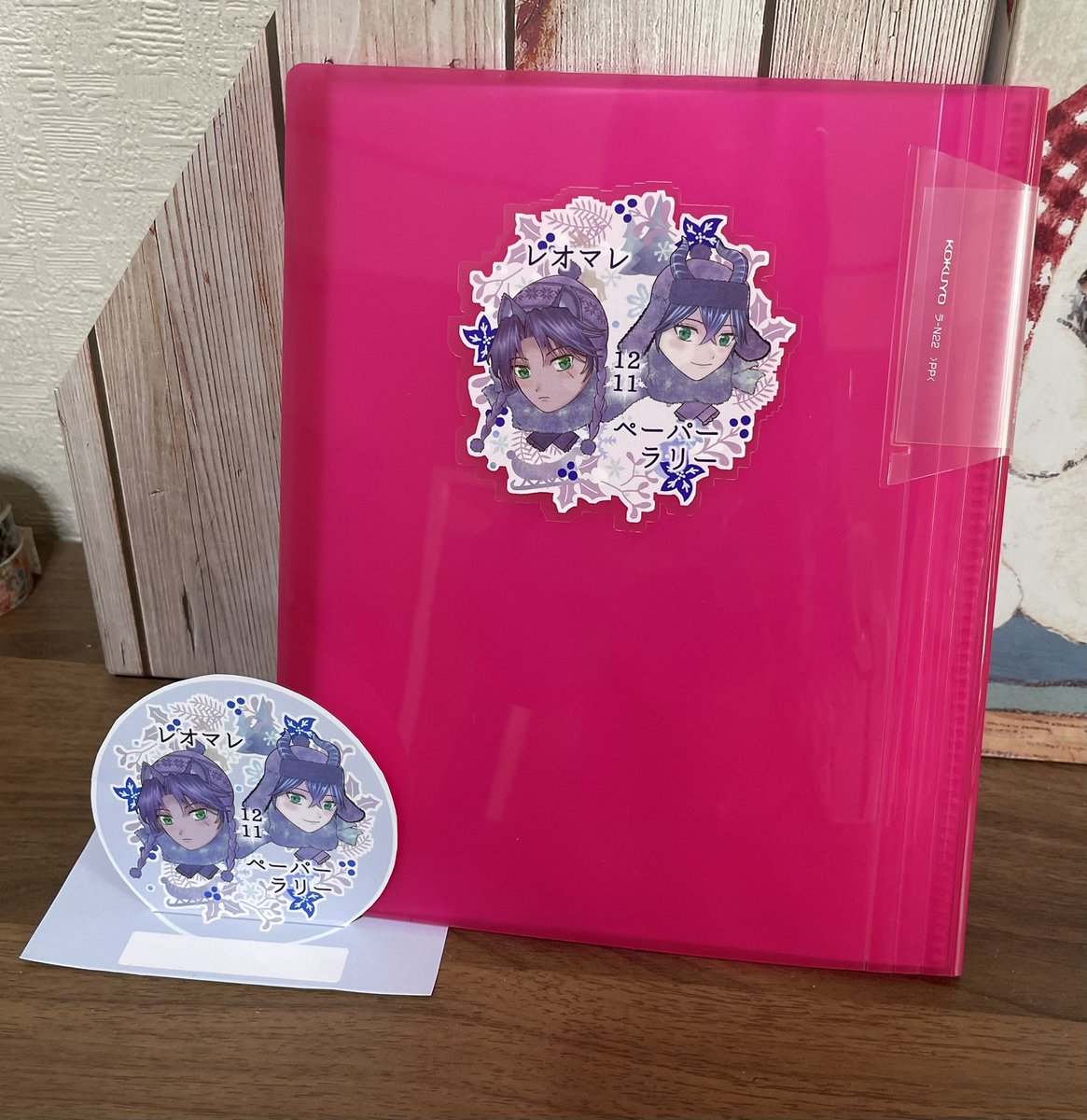 paperleomalle's tweet photo. 1211レオマレペーパーラリー
ペーパー収集用のクリアブ��クと、各サークル様にお渡しするペーパースタンドです。
夏は青だったので今回はピンクです⛄️❄️
Q25a レオマレアンソロ企画本部様にて300円で頒布いたします。
(数に限りがございます。ご購入は任意です) https://t.co/XVD7gKyVMI
