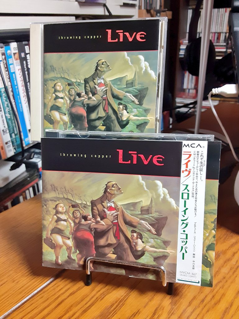 FileKinky's tweet image. #それ町
ある日の歩鳥
“小説買って帰ったら 同じ本持ってた”

数日前の私
“持っていないと思ってネットで購入したら本日90年代部門のCD棚から見つけた。しかも邦盤”

Live
『Throwing Copper』
1994年

OMG!!

#それ町File 
#洋楽FileUS