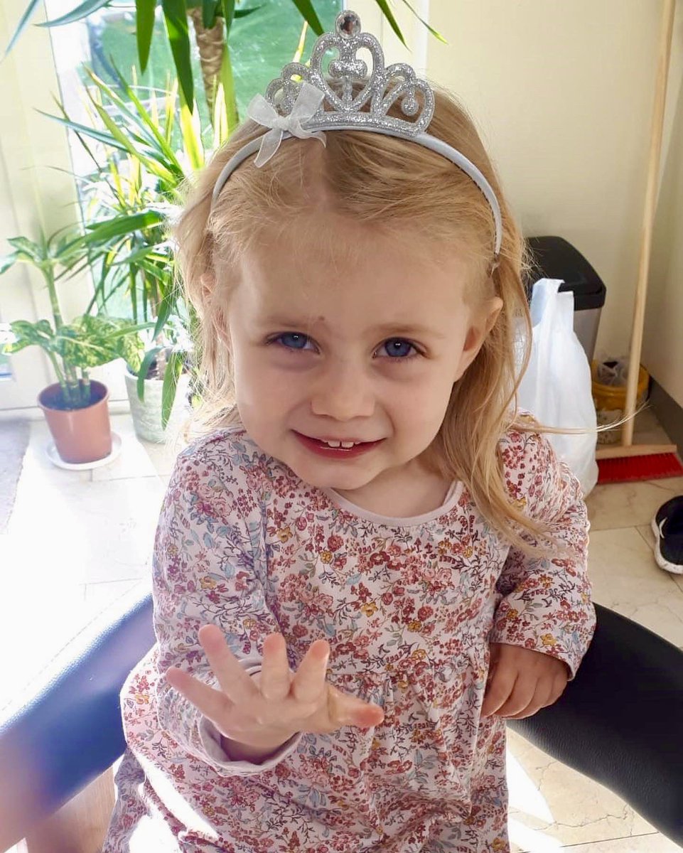 Stop what you’re doing and print off a few Snowman For Carla posters for your little artists to enter her colouring competition. 
Prizes to be won so check here for details:
m.independent.ie/entertainment/…
