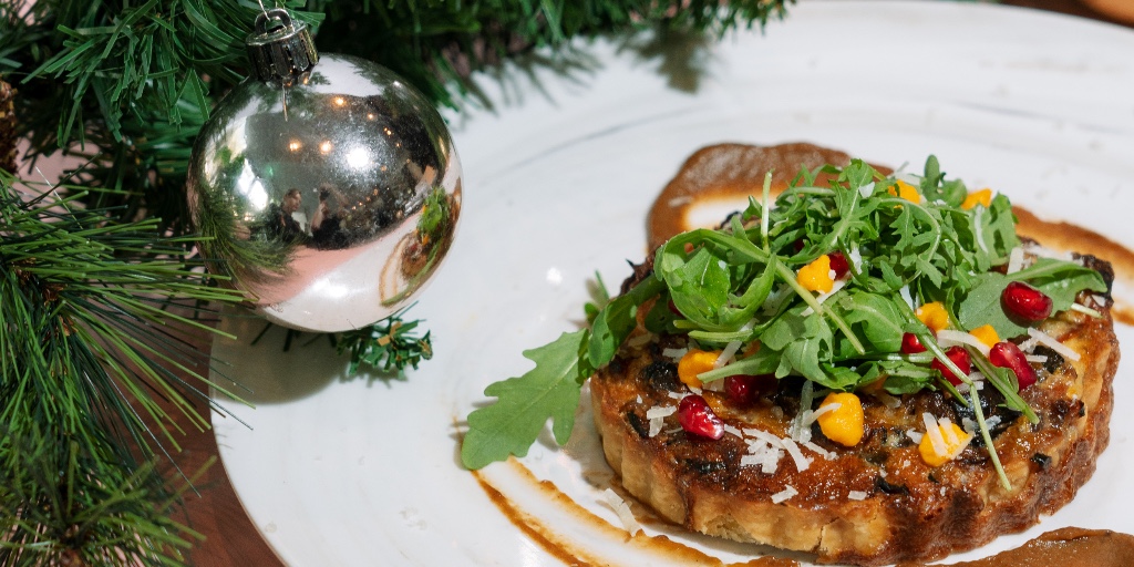 Our festive menu is full of seasonal flavours sure to leave you with feelings of joy! From seared scallops to turkey with all the trimmings, there is something for everyone, join us for a Christmas feast right in the heart of London🎄

Book now - shorturl.at/hmqT3