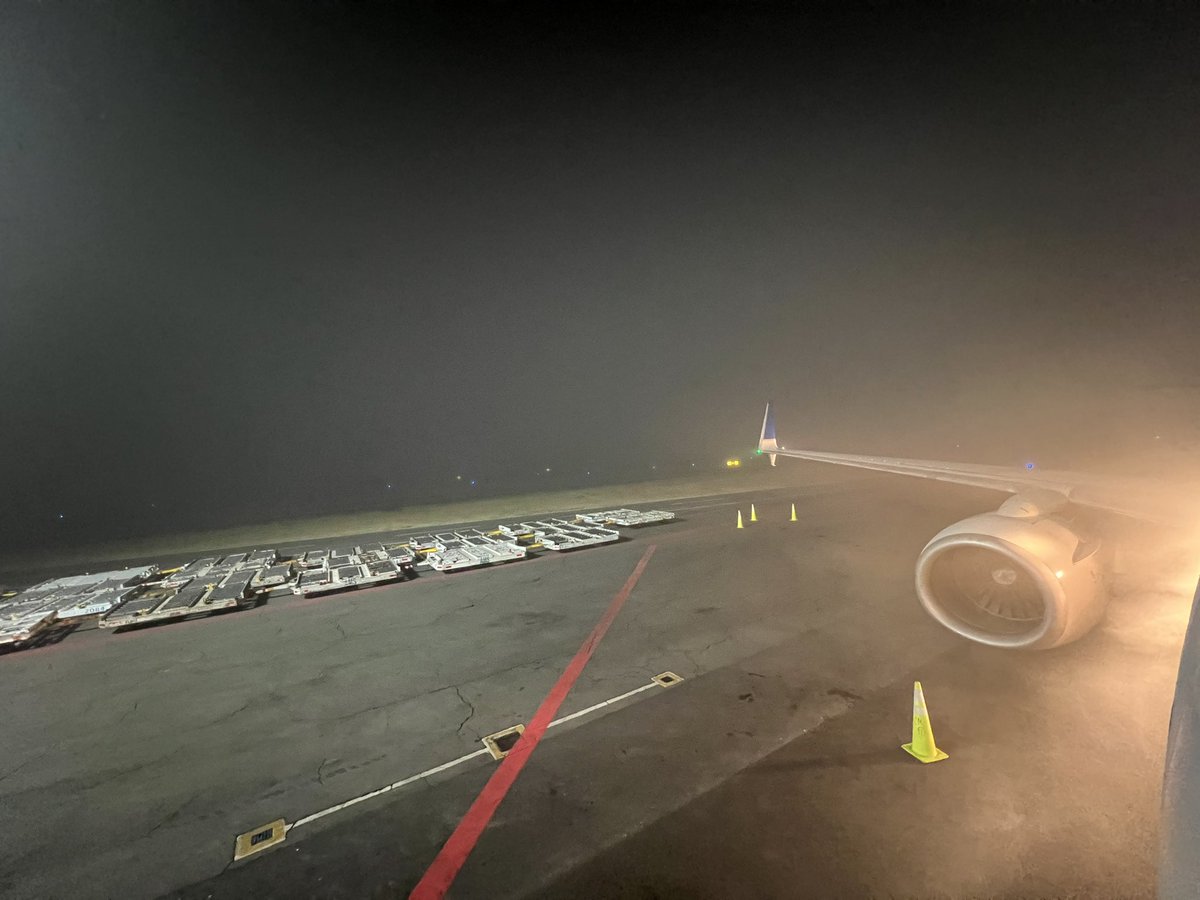 SkystoreMx's tweet photo. #SkyAlMinuto Debido a un banco de niebla esta mañana, están suspendidos los despegues y aterrizajes en el Aeropuerto Internacional de la Ciudad de México (MEX/MMMX) 

Para conocer el estatus de tu vuelo consúltalo con tu aerolínea. https://t.co/O72UxPwCPI