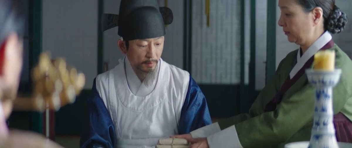 rainsketches's tweet photo. the queen dowager apparently asked the physician to say that crown princess is not pregnant, but she actually is. she wanted to threat the queen using cheongha (we want to depose her) so she could get cp taein autopsy report

#UnderTheQueensUmbrella
#UnderTheQueensUmbrellaEp15 https://t.co/hOcnkgL3Mj