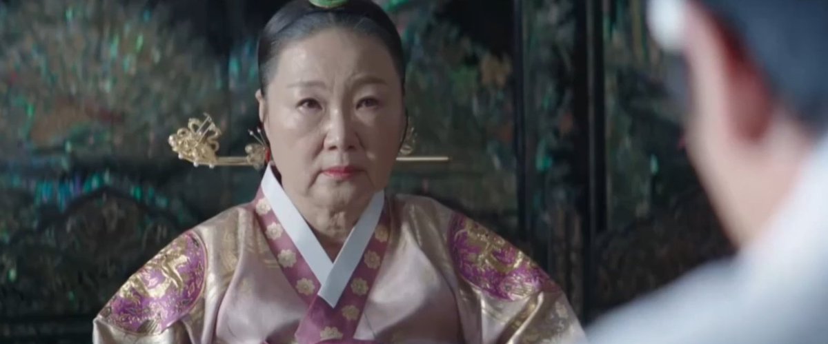 rainsketches's tweet photo. the queen dowager apparently asked the physician to say that crown princess is not pregnant, but she actually is. she wanted to threat the queen using cheongha (we want to depose her) so she could get cp taein autopsy report

#UnderTheQueensUmbrella
#UnderTheQueensUmbrellaEp15 https://t.co/hOcnkgL3Mj