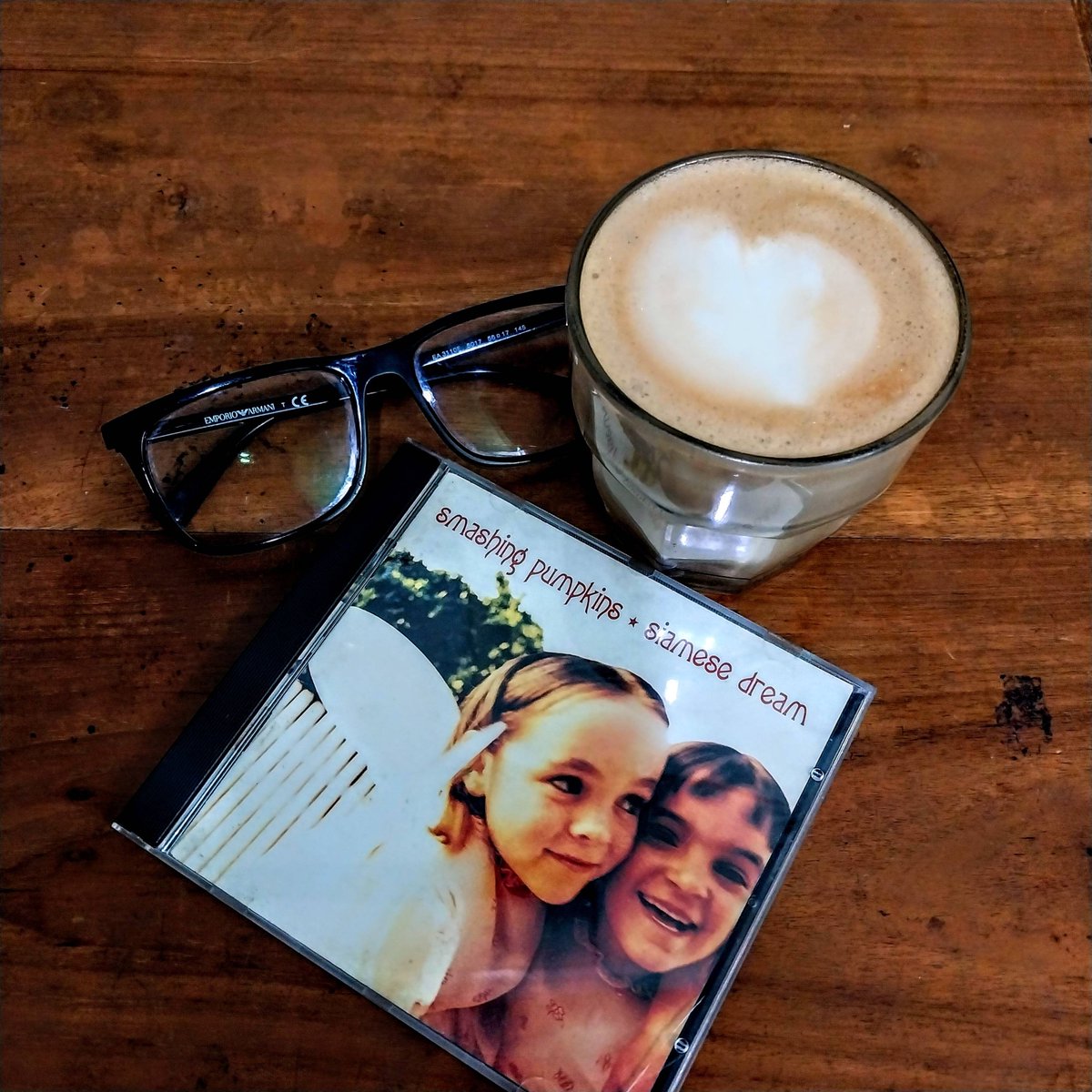 Old and gold. Mungkin bukan album yang paling terkenal. Tapi pasti salah satu yang terbaik dari #smashingpumpkins. Cheers! ☕😊👌

#coffeeandmusic #siamesedream #thatslifecoffee #coffee #kopi #kopiindonesia #kopijakartaselatan