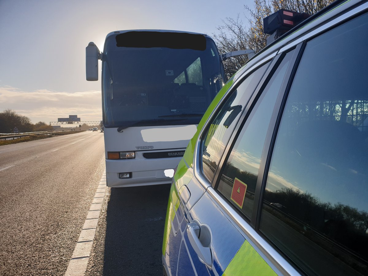 MerPolTraffic's tweet photo. Vehicle parked on the hard shoulder of the M57 allowing passengers to alight to urinate at the side of the motorway, having only just entered the network from Tarbock Island. TOR issued.
#syd1 #mrpu @@nwmwaypolice https://t.co/h6eBjF6sRE
