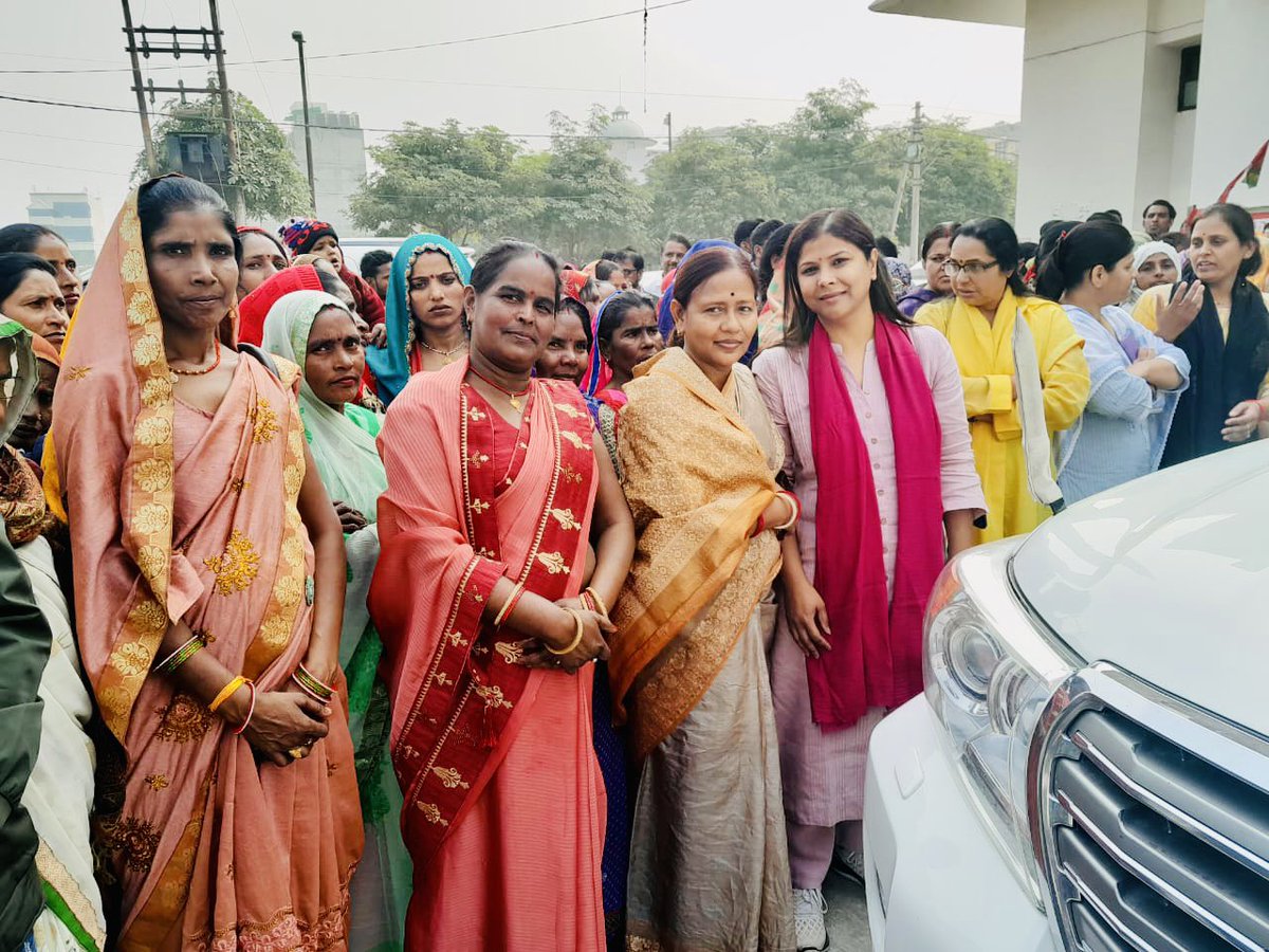 nidhisamajwadi's tweet photo. आज मैनपुरी सदर में पदयात्रा कर मा•डिंपल यादव जी को ऐतिहासिक वोटों से जीत दिलाने की अपील करते हुए।
“ महिलाओं ने ठाना है 
डिंपल भाभी को जिताना है “

@yadavakhilesh @dimpleyadav @juhiesingh @NahidLari @samajwadiparty https://t.co/Y1tNcigm2w