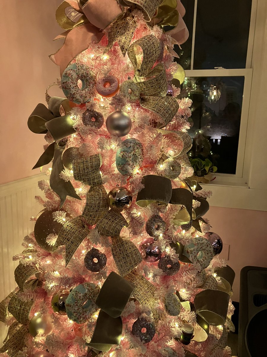 patrickecook's tweet photo. Continuing a decades-long family #Christmas tradition with another downtown stroll shopping local in #Newburyport - support local businesses!  #Shop978 @NewburyportVIP @newburyportnews @ShopNewburyport @AndrewCooker @jackiecook104 @grognbpt https://t.co/ghLCluX8Jk
