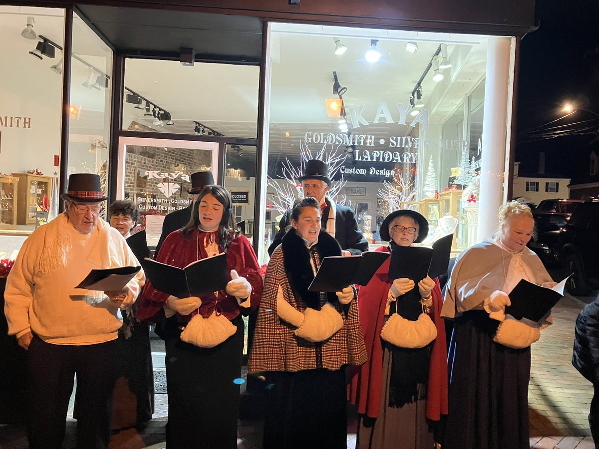 patrickecook's tweet photo. Continuing a decades-long family #Christmas tradition with another downtown stroll shopping local in #Newburyport - support local businesses!  #Shop978 @NewburyportVIP @newburyportnews @ShopNewburyport @AndrewCooker @jackiecook104 @grognbpt https://t.co/ghLCluX8Jk