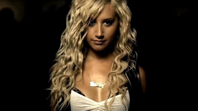 PopCulture2000s's tweet image. pov: you’re watching a disney channel commercial break