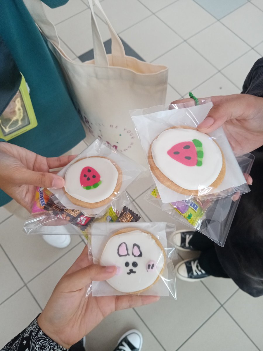 ffullsunflowerr's tweet photo. bring my physical ticket from @YeochinGo with me andddddd manage to claim this 2 cute freebies from @greenctealatte (cookies) and @tybu99 (dream) ><

THANK YOU SO MUCH FOR THIS CUTE FREEBIES AND PLEASE DO MORE IN THE FUTURE 😝💚 #THEDREAMSHOWMOVIE https://t.co/ja7sJAhcLN