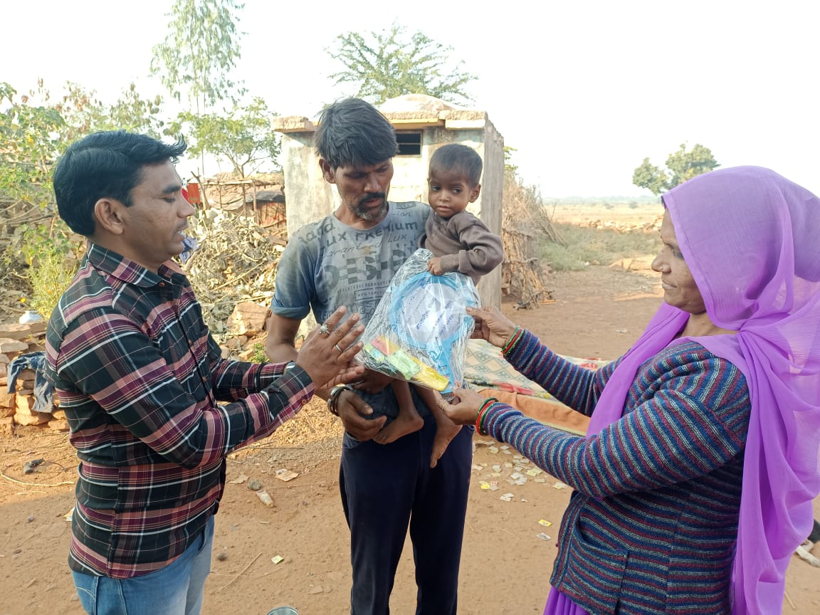 ShaktishaliS's tweet photo. कुपोषित बच्चे को हाइजीन किट दी गई
Hygiene kit given to malnourished child

#hygienekit #spread #awareness #children #mother #ngo #india #helpingothers #nonprofitfundraising #volunteering #charity #nonprofitorganization #newindia #educateindia #ᴡᴏᴍᴇɴᴇᴍᴘᴏᴡᴇʀᴍᴇɴᴛ https://t.co/fnuvKHr5x0