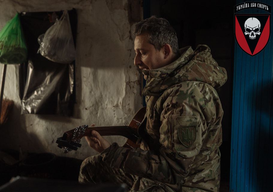 SanderRegter's tweet photo. 3/1
An hour of small consolation.

Author and musician Kolya #Serga visited us the other day. Sung songs, found the right words, talked. This is much-needed support, which is now transmitted by a chain reaction from Ukrainian to #Ukrainian through words, songs, and handshakes. https://t.co/zBGbD5vsXr