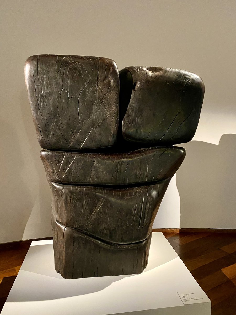 Guiguiii94's tweet photo. Une douzaine de sculptures constituent la #CarteBlancheWangKeping au 3e étage du @MuseeGuimet. 

Six petits animaux et six grands formats en acajou, organiques voire calligraphiés, en travaillant toujours à partir des formes naturelles du bois. Un oiseau et le câlin. https://t.co/X63h3hLoSK