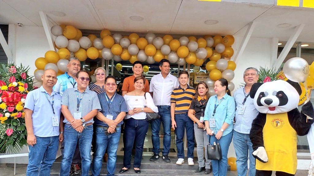 mrdiyPH's tweet photo. Thank you, Cong. @1richardgomez1 and the rest of Ormoc City's local government officials, for gracing the opening of MR DIY Ormoc store.

#MRDIYPH #AlwaysLowPrices #AlwaysFunforEveryone https://t.co/CGIqA2ygGe