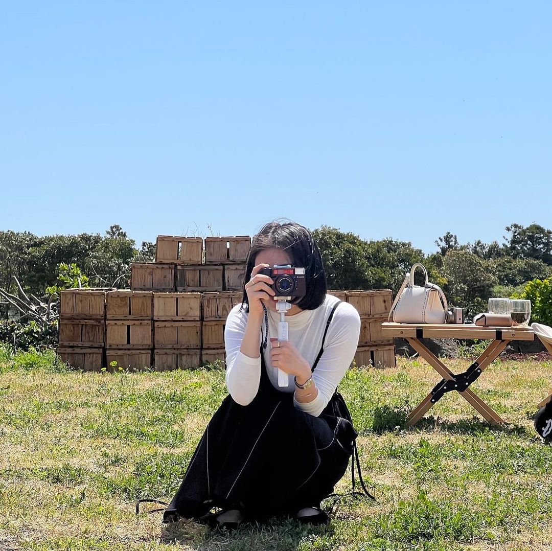 ⠀⠀⠀⠀⠀
  Para mi mejor amiga de todos los tiempos;
  que la vida siempre sea plena y las flores te 
  rodeen. El Universo se completó cuando te
  conocí, mi tarrito de cerezas, te amo con mi
  existencia entera. Feliz cumpleaños. 🌻