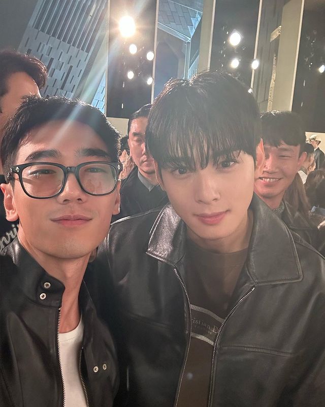 ChaEunwooINTL's tweet photo. 📸 Kerf IG Post
"Last night at Dior after party wit #CHAEUNWOO
Like, comment & share for Eunwoo
🖇️ https://t.co/rNKJyrWjnM
#CHAEUNWOOxDIORMENFALL
#Dior #DiorMenFall23 @Dior #DiorTears #DiorMenFall @DenimTears #차은우 #CHAEUNWOO https://t.co/CKeHR3OKzf