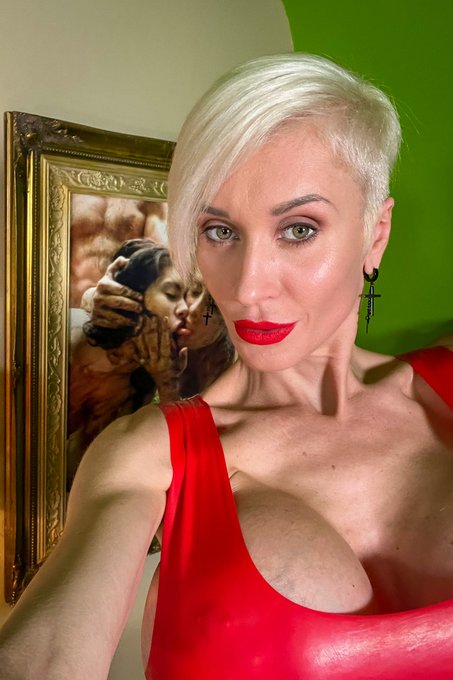 Guess who's in the painting behind me ❓ That's right, it's @AnnadeVilleXXX and @BrittanyBardot1 🔥 https://t<a href="/tag/tittytuesday"class="tags"><span>#tittytuesday</span></a>