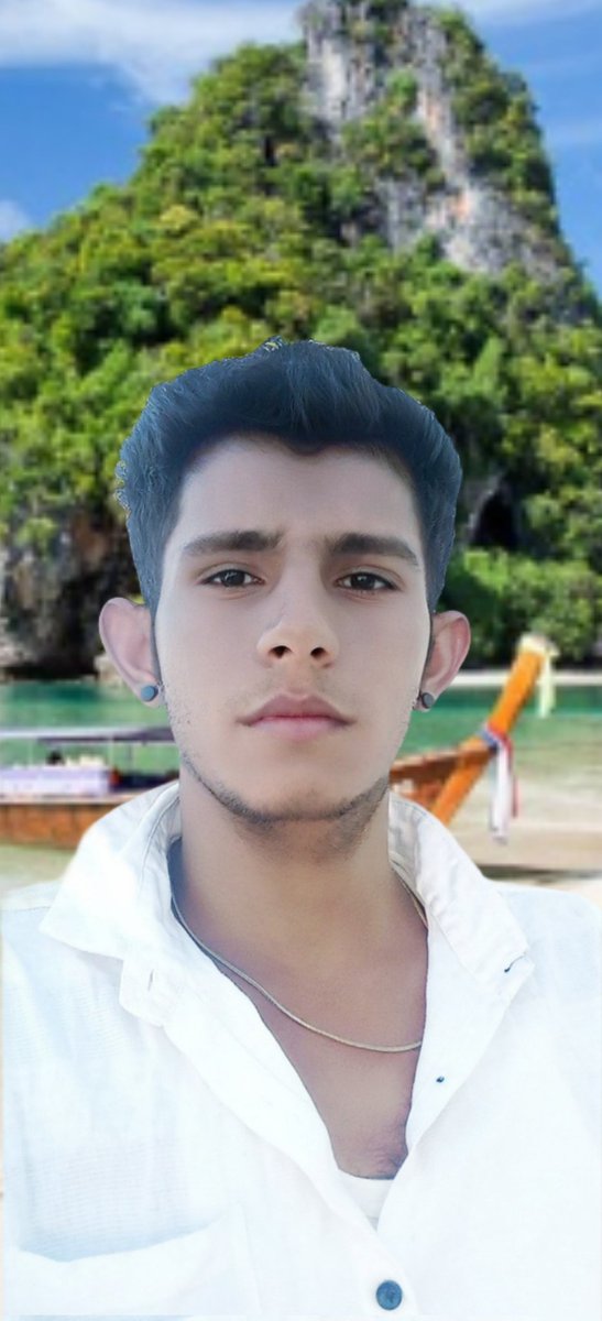 सो जा ए दिल कि
         आज धुंध बहुत है तेरे शहर मे
अपने दिखते नहीं  
          और
                 जो दिखते है वो अपने नहीं