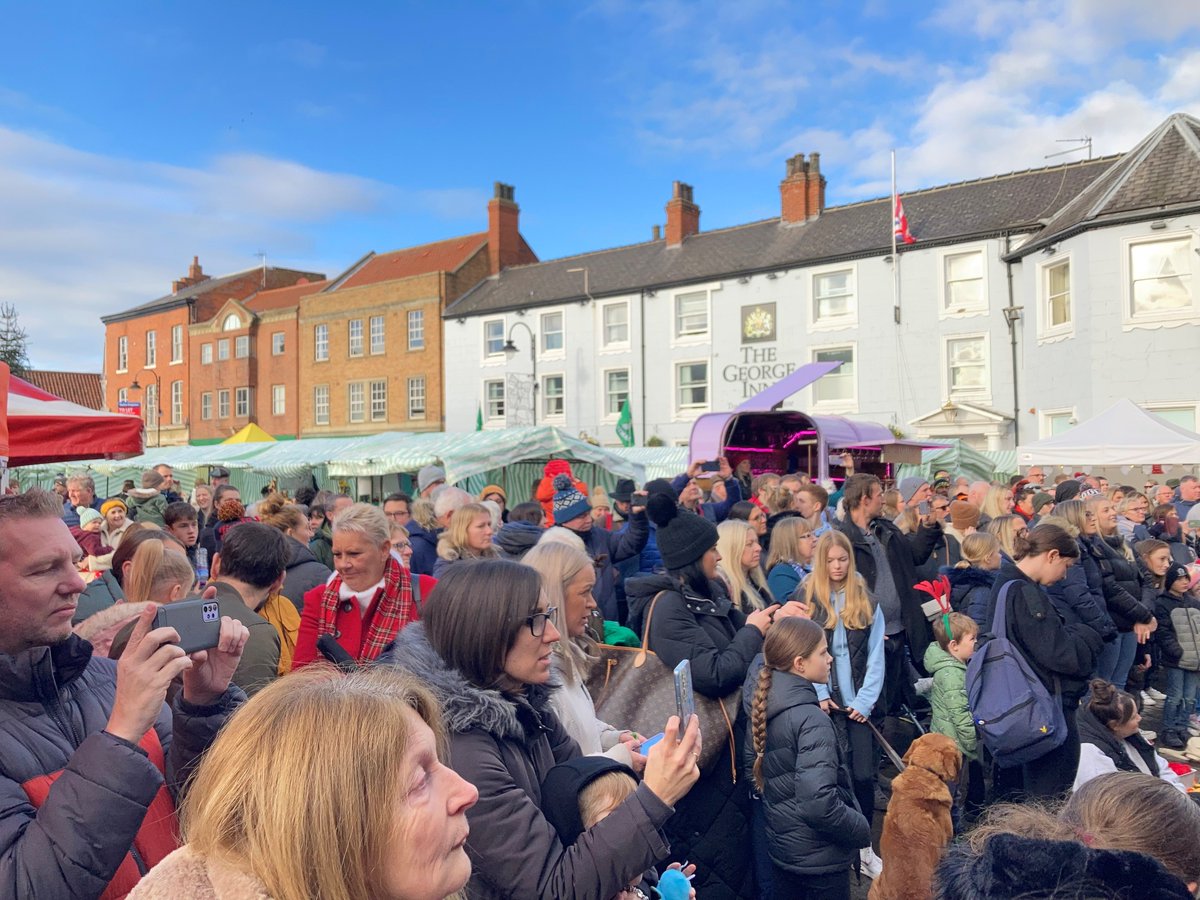 Fabulous crowds watching Staynor Hall primary school perform at today's Xmas market. Lights to be switched on at 4pm #shoutaboutselby #selbyTC