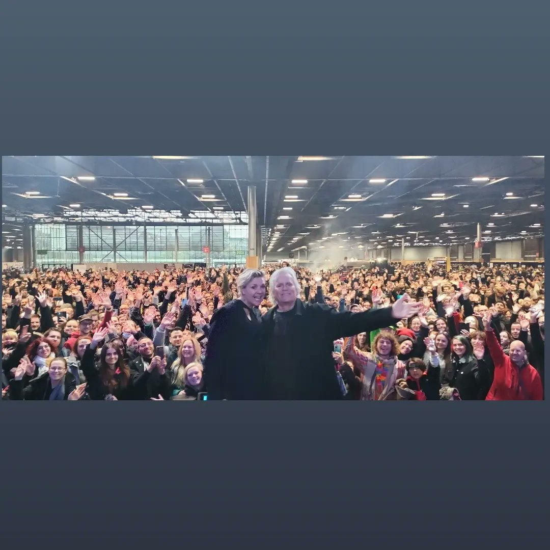 ParisManga's tweet photo. Merci à Amanda Tapping et Richard Dean Anderson pour cette superbe conférence ! 

#PM2 #Parismanga #SciFiShow #Festival #Popculture #Salon #Event #Evenement #Guests #Acteurs #Films #Serie #ScienceFiction #Paris #France #amandatapping #richarddeananderson #stargate https://t.co/r6OFxzYSFt