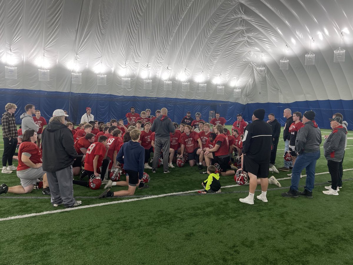 mcross2829's tweet photo. Hard to believe that 6 months ago the journey began. Love this team! #EARNEVERYTHING #ELKPRIDE #TEAM131 https://t.co/FNvOxOzM77