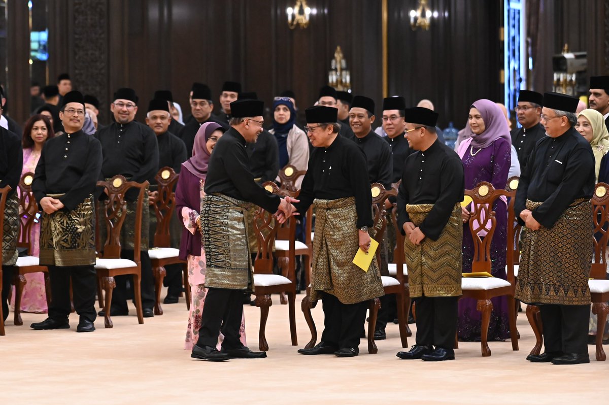 anwaribrahim's tweet photo. Sekitar Istiadat Pengurniaan Surat Cara Pelantikan dan Istiadat Mengangkat Sumpah Jawatan dan Setia Serta Sumpah Simpan Rahsia Menteri Kabinet Kerajaan Perpaduan siang tadi di Istana Negara. https://t.co/gdK98D7QRU