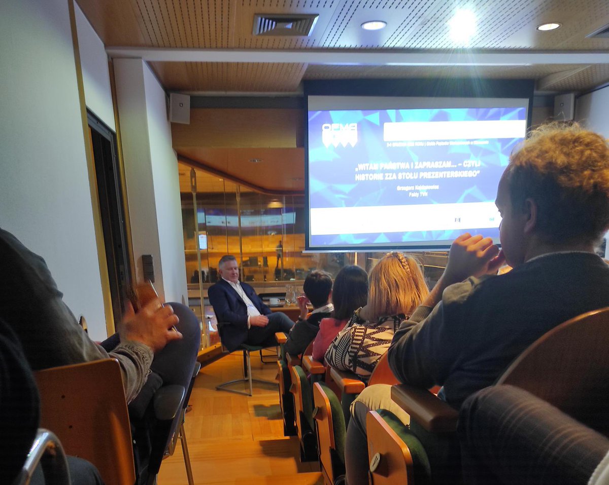 OFMApl's tweet image. ❗️ Trwają kolejne szkolenia w ramach #KonferencjaOFMA 🔥 O historiach zza stołu prezenterskiego opowiada #GrzegorzKajdanowicz 📺