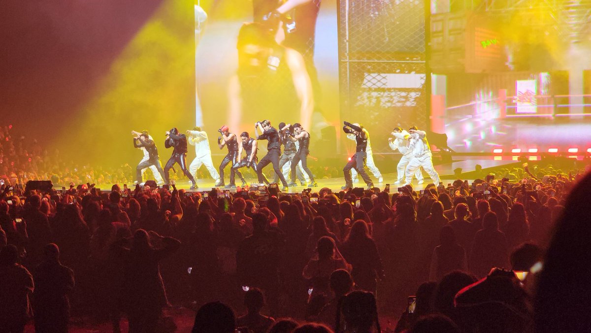 Xshanmariex1's tweet photo. Cant wait to get home and sort through my clips. Best night of my life! I hope us Ehtinys left a lasting impression on our boys closing up their NA tour. #ATEEZinHamilton #ATEEZinCANADA #EHTEEZPRESENT #EHtinyPresent https://t.co/EjpfiqCRc4