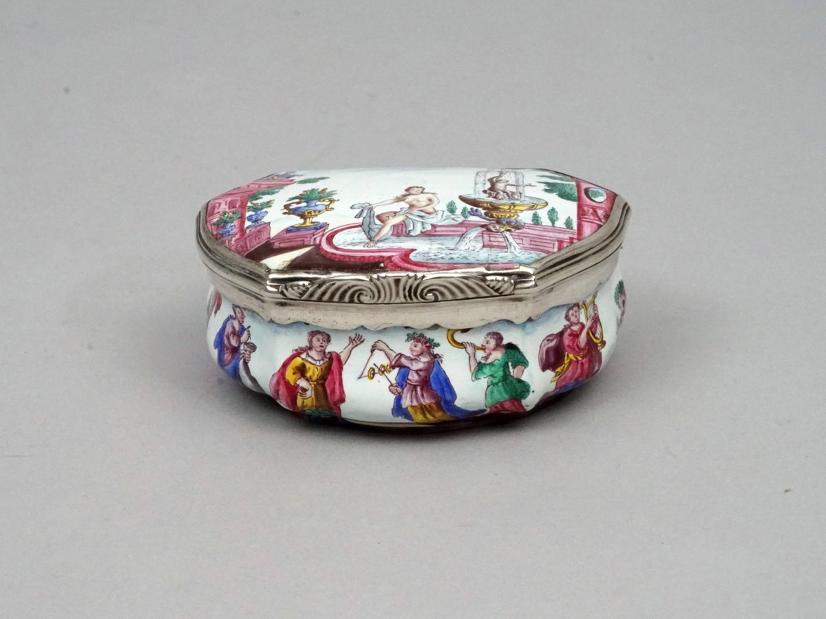HelgaMatzke's tweet image. Presented here is our newly acquired south German enamel snuff box with scenes from the Old Testament; Bathsheba bathing; Susanna bathing;Judith and Holofernes. The Box is a highly interesting and unique piece from the 18th century. #silver #snuffbox #silversnuffbox #fineart #art