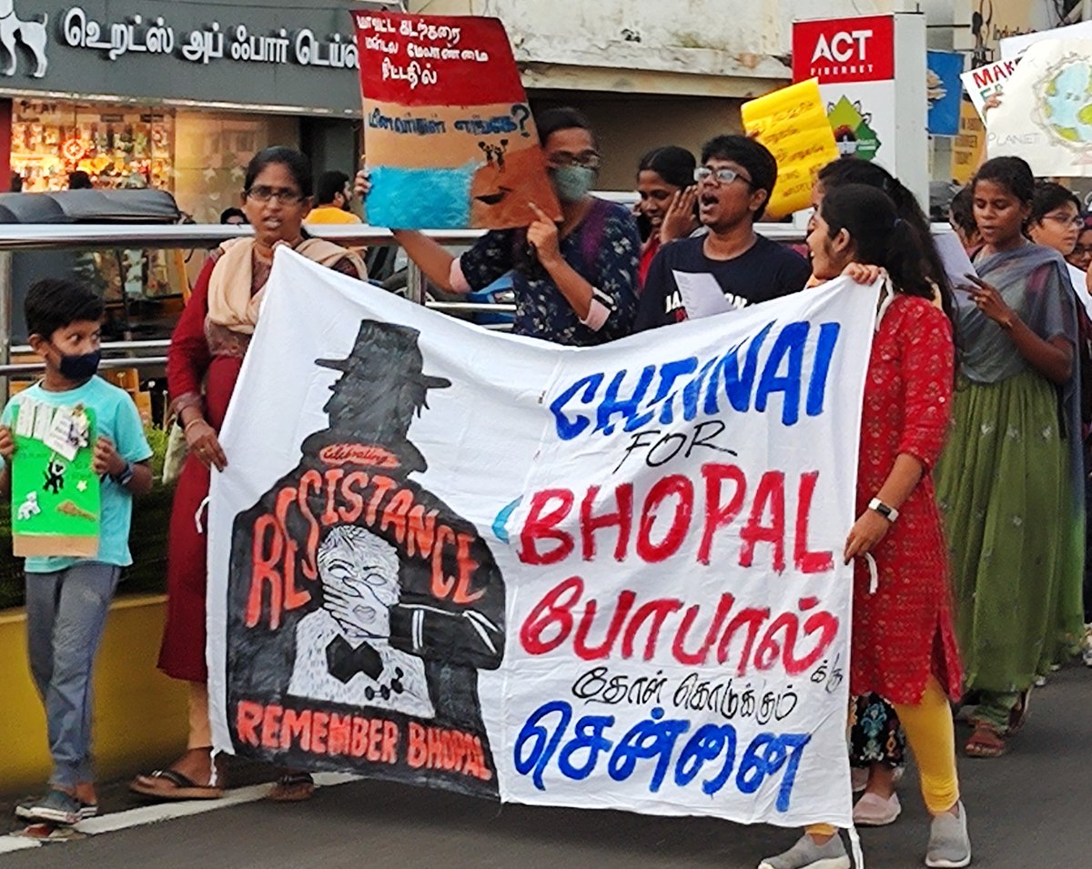 PhSoCr's tweet photo. காலநிலை மாற்றத்தின் தாக்கத்தையும், அதனை மட்டுப்படுத்துவதாக அரசு மற்றும் பன்னாட்டு அமைப்புகள் மேற்கொள்ளும் பசுமைப்பாசங்கு (#GreenWash) அரசியலையும், பொது மக்களின் கவனத்திற்கு எடுத்துச்செல்லும் ஒரு முன்னெடுப்பு.
நன்றி @CCAGofficial & others
#NammaFuture #Chennai #ClimateRally https://t.co/bNG4JQvlGQ