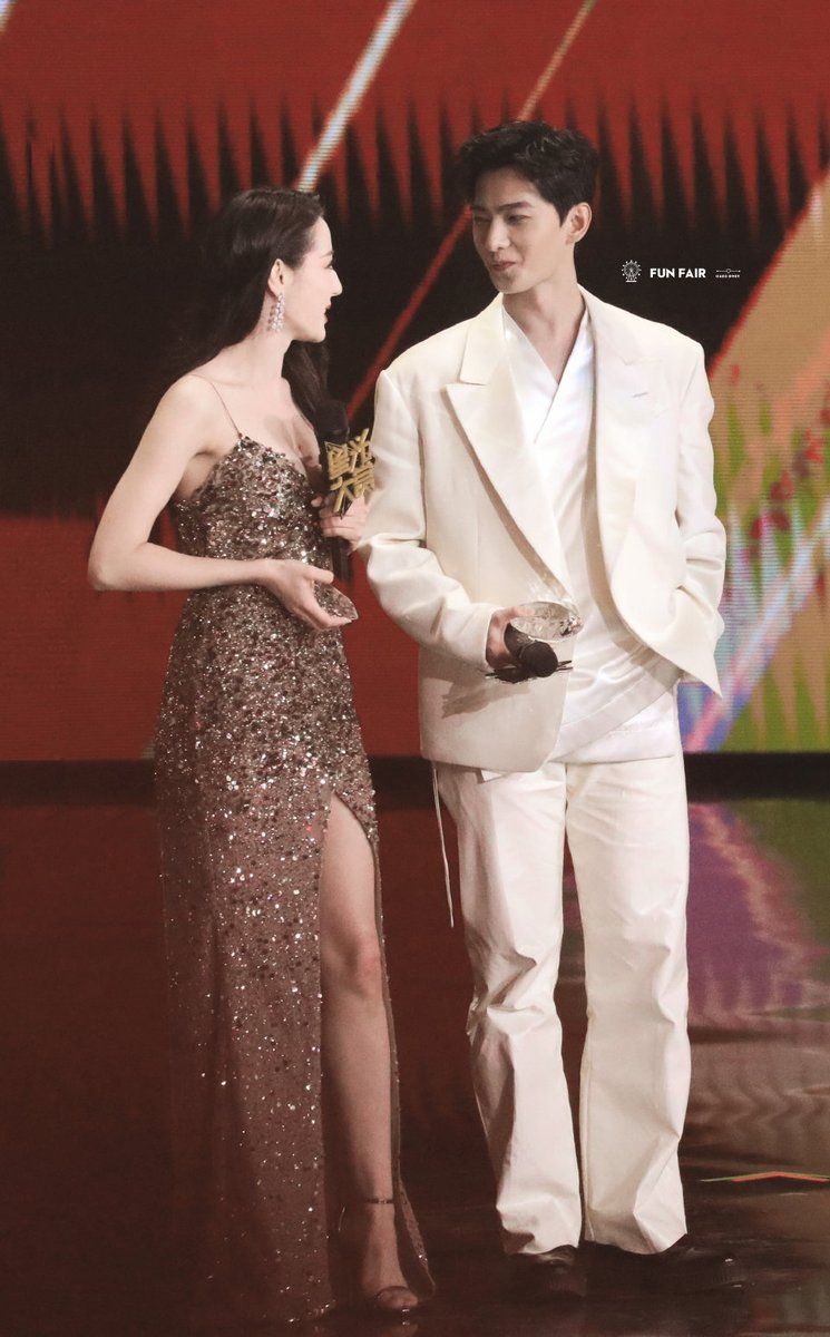 Dreams6399's tweet photo. เห็นนายใบที่ตัวเองแอบตามเชียร์สมหวังแล้ว ชั้นมั่นใจมากค่ะว่าสักวันนึงจะได้เห็น #หยางเร่อ ให้สัมฯนักข่าวในมุมน่ารักๆแบบนี้ ความรู้สึกมันบอกว่าใช่ตั้งแต่ตัดสินใจกระโดดลงเรือ ชั้นมั่นหน้ามั่นใจว่าเค้าทั้งคู่ใช่แน่นอน!❤️💙 https://t.co/4cD95gf38m