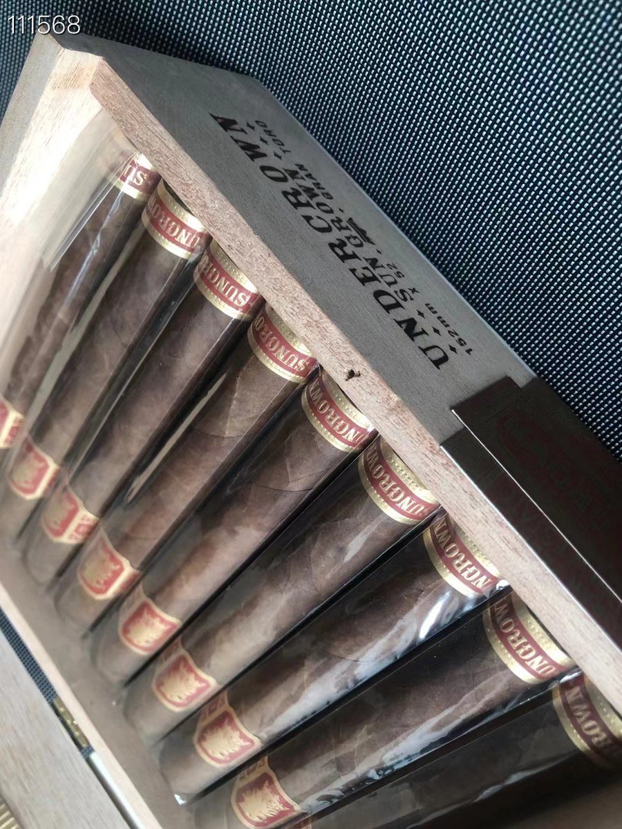 私人联盟 红色皇冠 公牛
152×52
採用充滿油光亮滑的厄瓜多爾蘇門答臘日曬茄衣，康涅狄格Habano的茄套和尼加拉瓜的茄芯，豐富的香氣令人回味，濃郁的可可及腰果味，帶有果香及皮革香氣，尾段帶有奶油味，濃郁而豐富的口感獲得一眾雪茄迷好評。

👉查看详情：wsxcme.com/static/index.h…