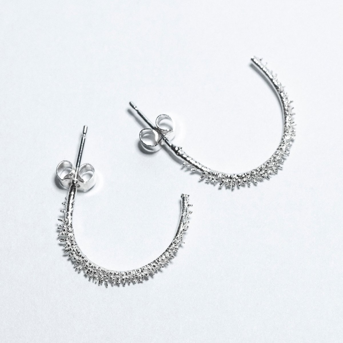 NEW: Frost hoop earrings ❄️ I’ve long been inspired by nature's textures for my #handmadejewelle, but this is the first time ice is the theme for a creation. These sterling silver earrings are a perfect Christmas gift! 💍🎁 janeorton.com/product/frost-…

#natureinspiredjewellery #derby