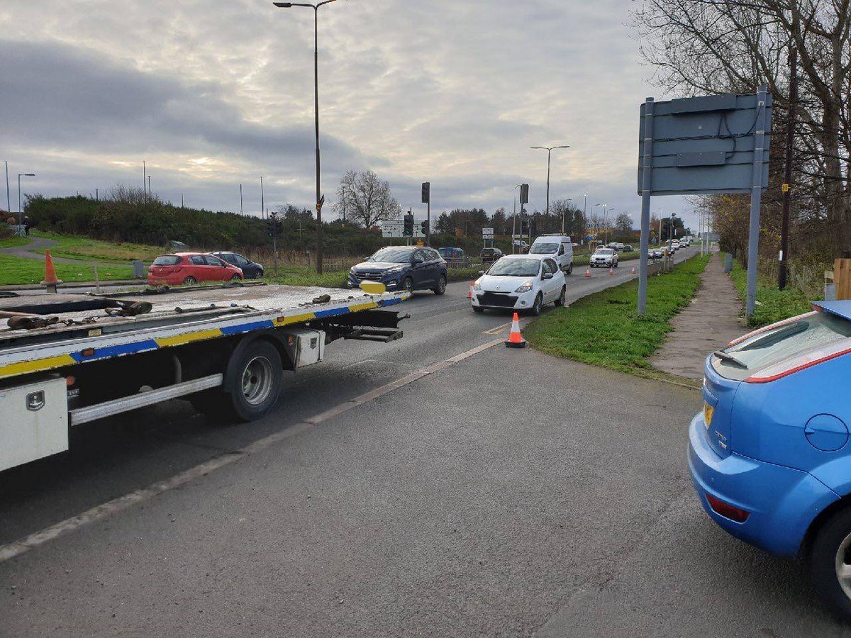 PSOSRoads's tweet photo. #DalkeithRP and Edinburgh #NMCU ran a winter road check today.
Of 46 vehicles stopped, 2 prohibited for mechanical defects, 2 tickets issued for bald tyres, and 1 seized for no insurance and driver with no licence.
All negative breath tests as well.
#GoSafe
#AllBeforeLunch https://t.co/xzZYeAx8bh