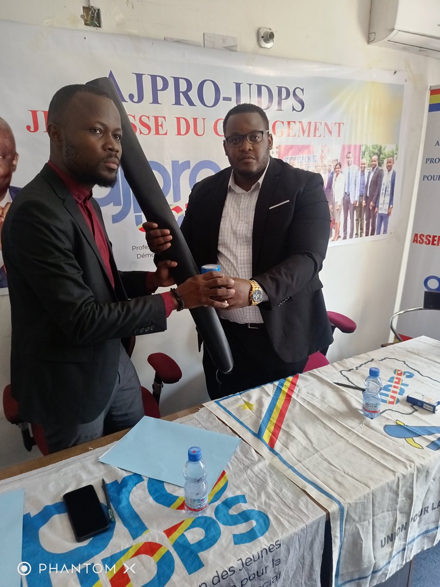AjproUdps's tweet photo. Remise et reprise : @Citoyen_Celeste prend le bâton de commandement

Premier Président élu de @AjproUdps, il aura comme mission de battre le rappel des troupes et faire de @AjproUdps une puissance politique de premier ordre au sein de l'UDPS dirigée par le SG @AugustinKabuyaT https://t.co/gBrYCeEx2V