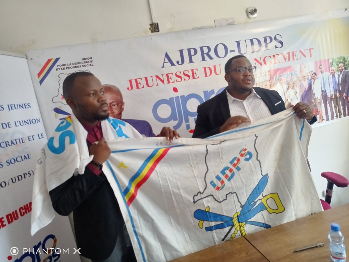 AjproUdps's tweet photo. Remise et reprise : @Citoyen_Celeste prend le bâton de commandement

Premier Président élu de @AjproUdps, il aura comme mission de battre le rappel des troupes et faire de @AjproUdps une puissance politique de premier ordre au sein de l'UDPS dirigée par le SG @AugustinKabuyaT https://t.co/gBrYCeEx2V