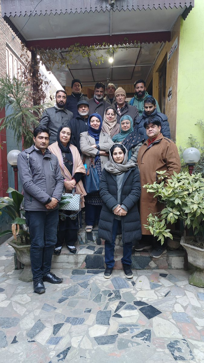 ZUBI_26's tweet photo. Jammu and Kashmir Fiction Writers' Guild @JKFWG conducted its 242nd session at #Srinagar, which was presided over by Prof.#ShafiqaParveen, a reputed author. Mr. @jameelyusuf, world renowned Journalist was the chief guest for the occasion. https://t.co/EM16rtruat
