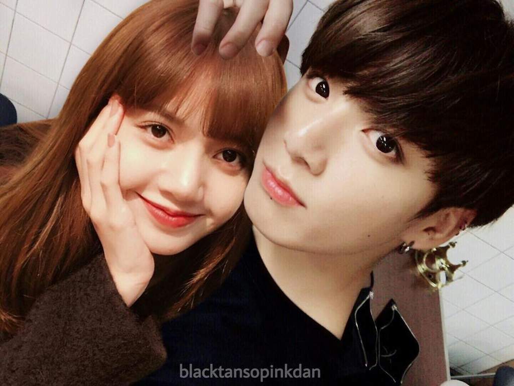 Techworldaj12's tweet image. Jungkook with Lisa #BTS #BTSARMY #BLACKPINK_BORNPINK #LISA